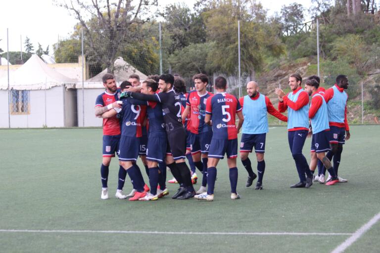 L'esultanza della Torres al gol di Gigi Scotto | Foto Asd Muravera Calcio