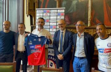 Alessandro Ariu (Eye Sport) presenta la maglia del Cagliari Beach Soccer