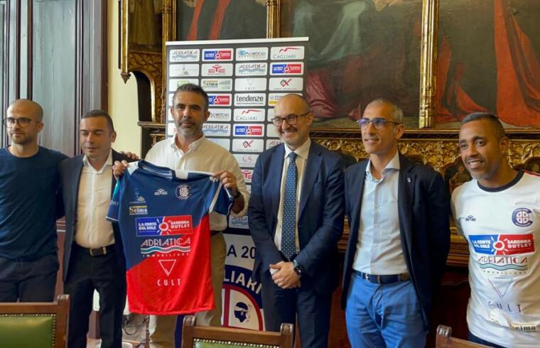 Alessandro Ariu (Eye Sport) presenta la maglia del Cagliari Beach Soccer