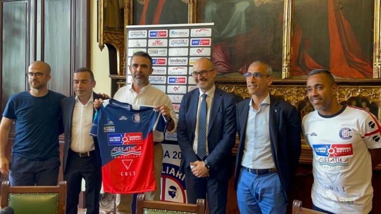 Alessandro Ariu (Eye Sport) presenta la maglia del Cagliari Beach Soccer