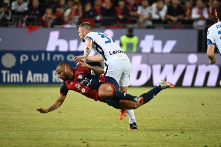 Joao Pedro contrastato da Skriniar | Foto Alessandro Sanna