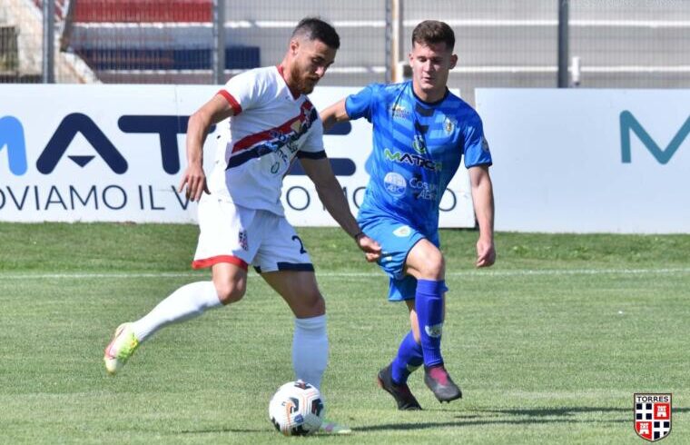 Lisai contrastato da Bilea in Torres-Latte Dolce | Foto Alessandro Sanna