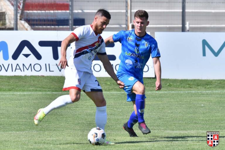 Lisai contrastato da Bilea in Torres-Latte Dolce | Foto Alessandro Sanna