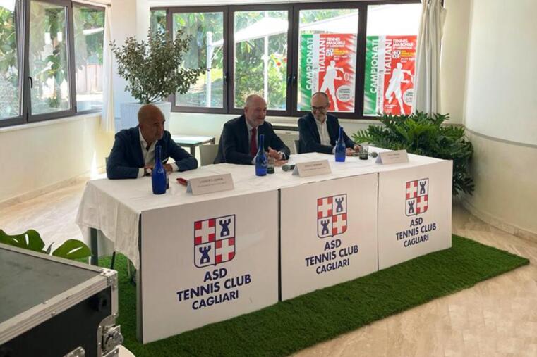 Il tavolo dei relatori della conferenza stampa di presentazione dei Campionati italiani di seconda categoria. Da sinistra: Lamberto Corda (vicepresidente del Tennis Club Cagliari), Angelo Binaghi (presidente della Federazione Italiana Tennis), Paolo Truzzu (sindaco di Cagliari)