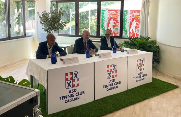 Il tavolo dei relatori della conferenza stampa di presentazione dei Campionati italiani di seconda categoria. Da sinistra: Lamberto Corda (vicepresidente del Tennis Club Cagliari), Angelo Binaghi (presidente della Federazione Italiana Tennis), Paolo Truzzu (sindaco di Cagliari)