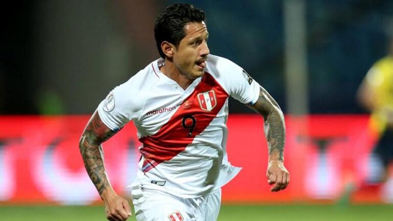 Gianluca Lapadula con la maglia della nazionale del Perù