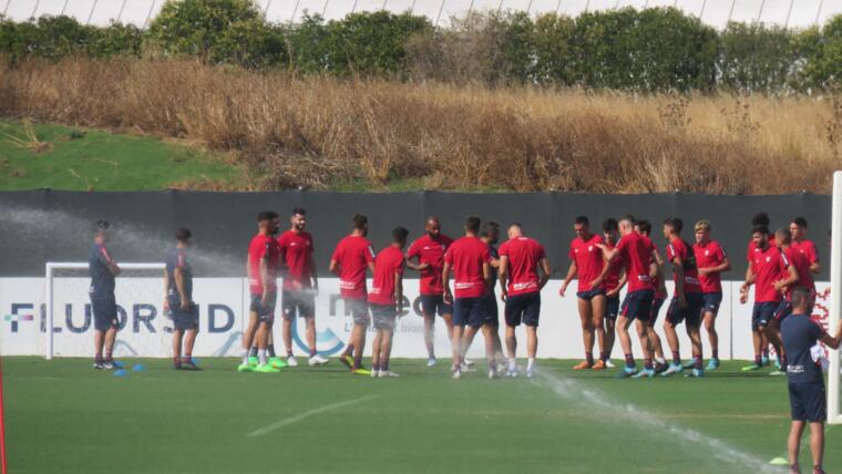 Il riscaldamento dei rossoblù sul Campo 3