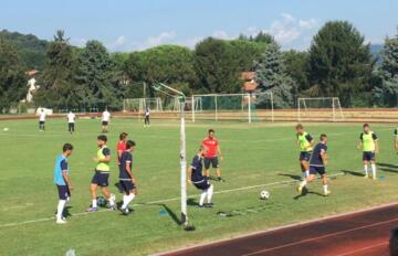 Il riscaldamento della Torres prima del test match contro il Milan Primavera