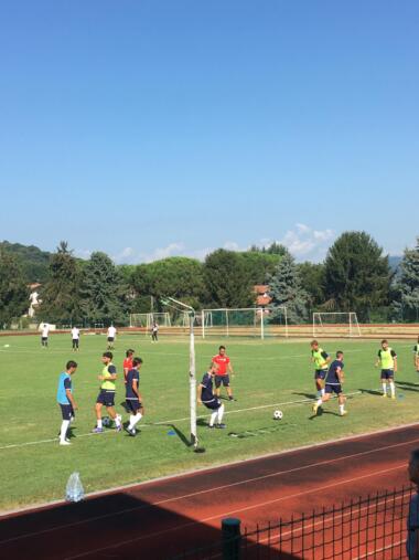 Il riscaldamento della Torres prima del test match contro il Milan Primavera