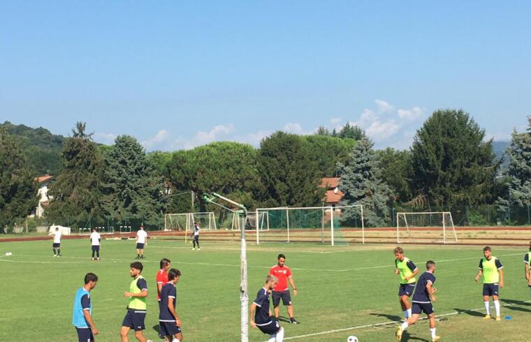 Il riscaldamento della Torres prima del test match contro il Milan Primavera