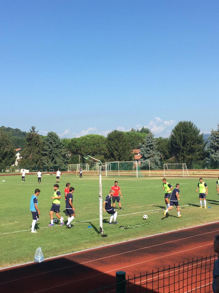 Il riscaldamento della Torres prima del test match contro il Milan Primavera