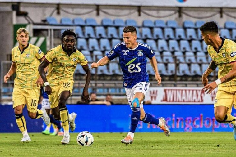 Kevin Gameiro in azion marcato da Makoumbou in Strasburgo-Cagliari