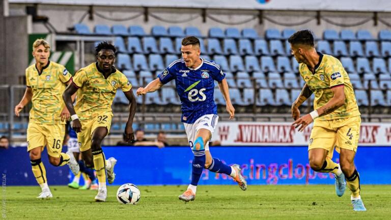 Kevin Gameiro in azion marcato da Makoumbou in Strasburgo-Cagliari