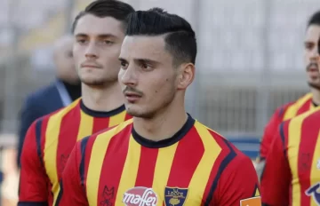 Filippo Falco con la maglia del Lecce