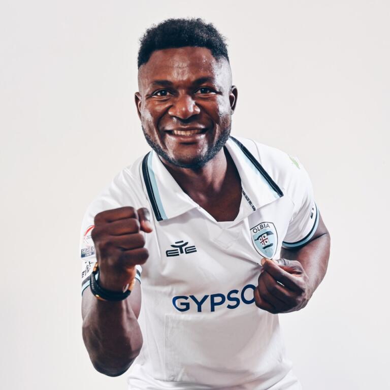 Minala con la maglia dell'Olbia | Foto Olbia