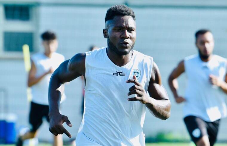 Joseph Minala in allenamento con la maglia dell'Olbia | Foto Olbia Calcio / Sandro Giordano