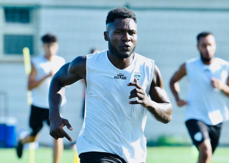 Joseph Minala in allenamento con la maglia dell'Olbia | Foto Olbia Calcio / Sandro Giordano