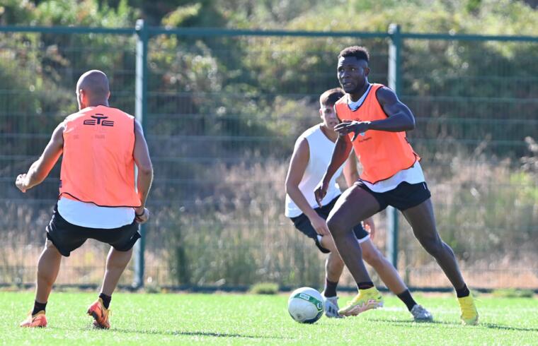 Joseph Minala e Lukas Konig in allenamento a Tanca Ludos | Foto Sandro Giordano/Olbia Calcio