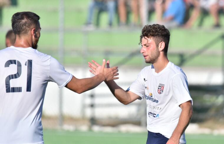 Lisai dà il cinque a Ruocco dopo il gol | Foto Alessandro Sanna