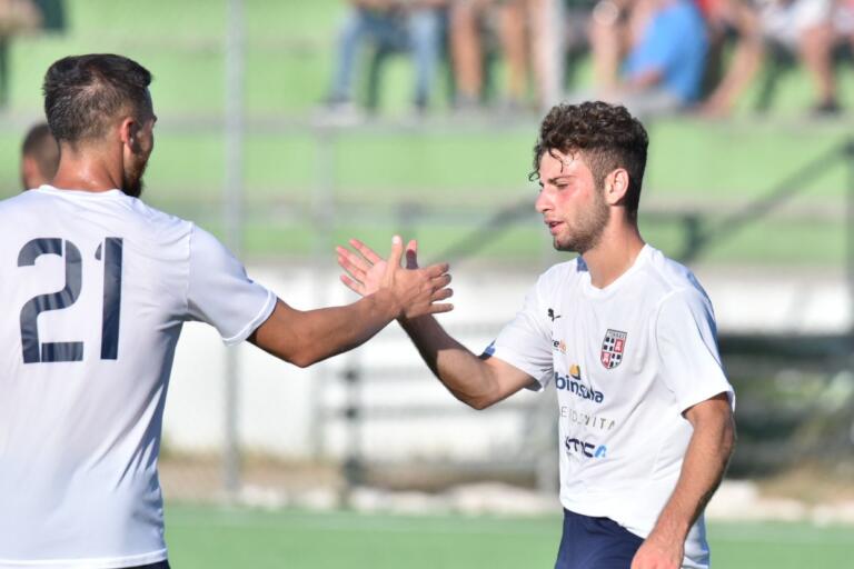 Lisai dà il cinque a Ruocco dopo il gol | Foto Alessandro Sanna