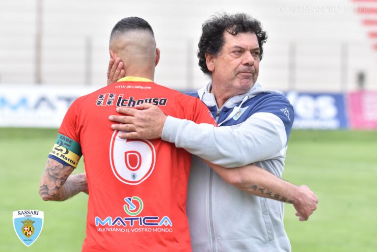 L'abbraccio tra Cabeccia e Giorico dopo il gol del Latte Dolce | Foto Alessandro Sanna