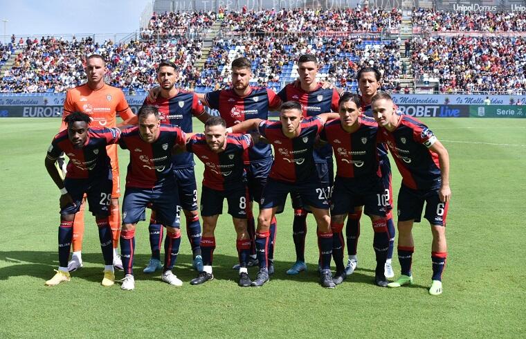 Il Cagliari sceso in campo contro il Bari | Foto Alessandro Sanna