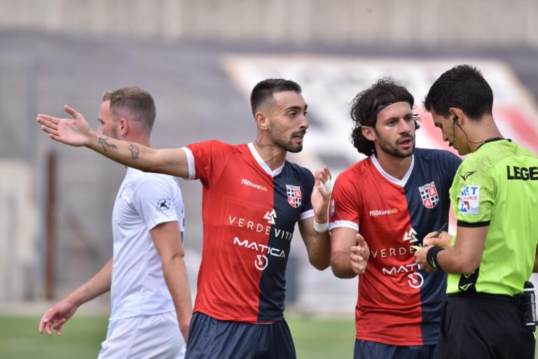 Le proteste di Campagna dopo l'espulsione rimediata contro l'Imolese | Foto Alessandro Sanna