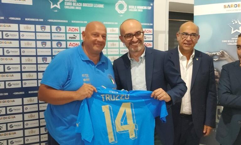 L'omaggio della nazionale di beach soccer al sindaco di Cagliari Paolo Truzzu