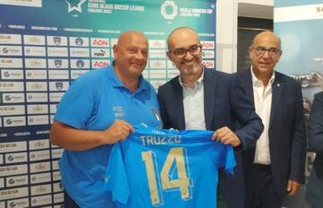 L'omaggio della nazionale di beach soccer al sindaco di Cagliari Paolo Truzzu