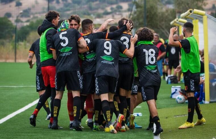 Un'esultanza dell'Atletico Uri | Foto Andrea Baldinu