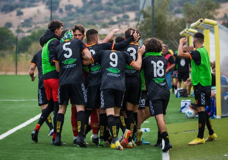 Un'esultanza dell'Atletico Uri | Foto Andrea Baldinu