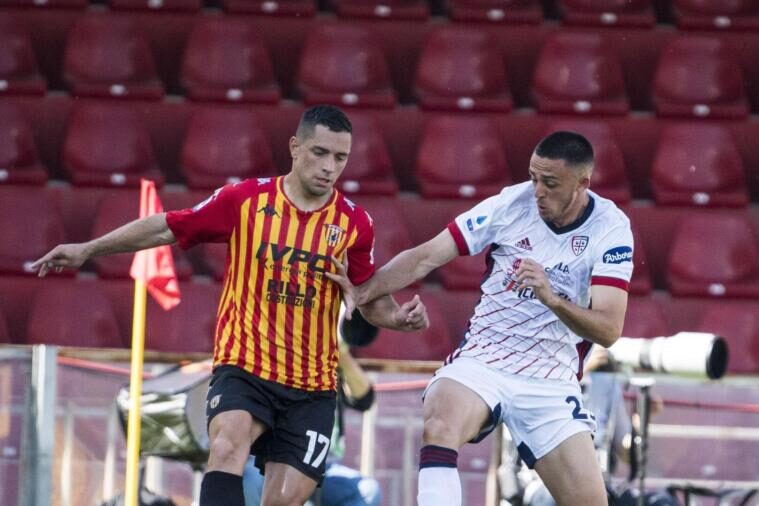 Zappa in marcatura su Caprari in Benevento-Cagliari 2020-21 | Foto Valerio Spano/Cagliari Calcio