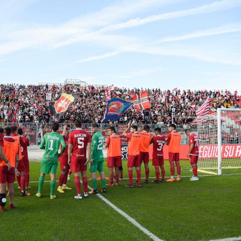 Un'esultanza dell'Ancona sotto la propria curva