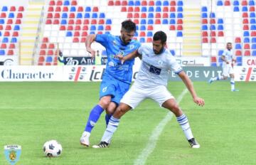 Uno scontro di gioco tra Latte Dolce e Budoni | Foto Alessandro Sanna