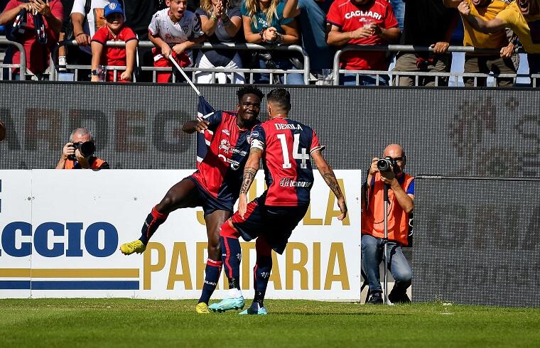 Luvumbo esulta con Deiola dopo il primo gol in Cagliari- Brescia | Foto Luigi Canu