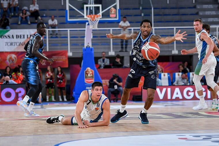 Gerald Robinson contende un pallone a Leonardo Candi durante la semifinale di Supercoppa tra Tortona e Sassari | Foto L.Canu / Ciamillo-Castoria