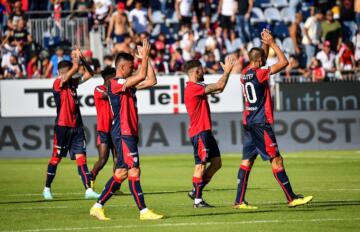 Il gruppo del Cagliari esulta dopo il successo con il Brescia | Foto Luigi Canu