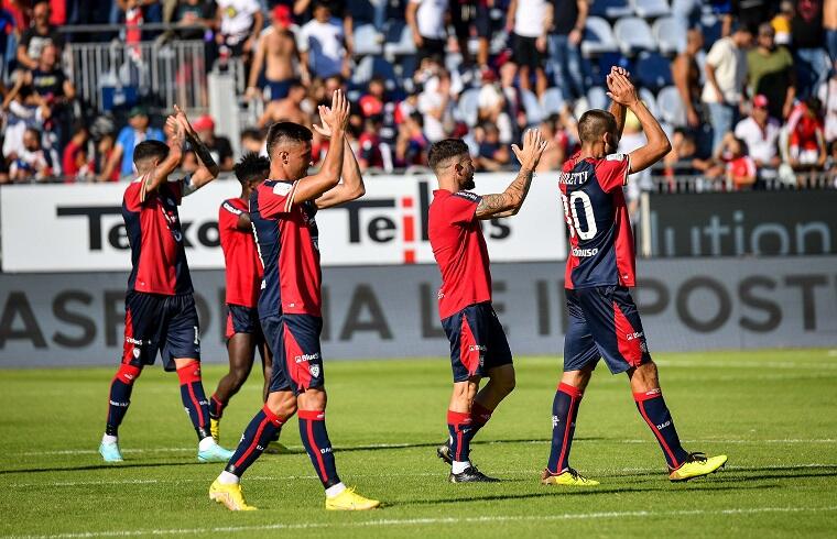 Il gruppo del Cagliari esulta dopo il successo con il Brescia | Foto Luigi Canu