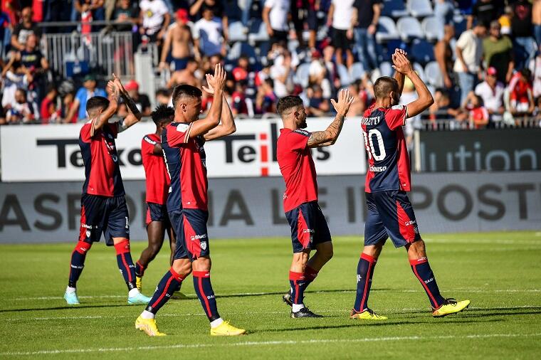 Il gruppo del Cagliari esulta dopo il successo con il Brescia | Foto Luigi Canu