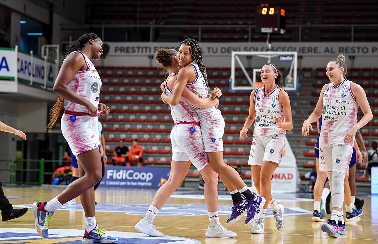 La Dinamo Women festeggia dopo un canestro | Foto Luigi Canu