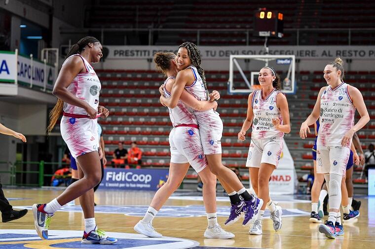 La Dinamo Women festeggia dopo un canestro | Foto Luigi Canu