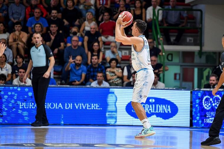 Giacomo Devecchi al tiro in Banco di Sardegna Dinamo Sassari - Dolomiti Energia Trentino Trento | Foto L.Canu / Ciamillo-Castoria