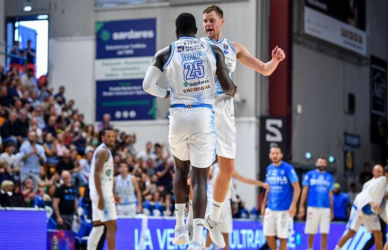 Ousmane Diop e Eimantas Bendzius durante Banco di Sardegna Dinamo Sassari - Dolomiti Energia Trentino Trento | Foto L.Canu / Ciamillo-Castoria