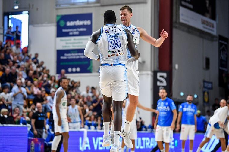 Ousmane Diop e Eimantas Bendzius durante Banco di Sardegna Dinamo Sassari - Dolomiti Energia Trentino Trento | Foto L.Canu / Ciamillo-Castoria