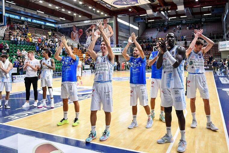 L'esultanza finale della Dinamo Sassari dopo la vittoria con Trento | Foto Luigi Canu