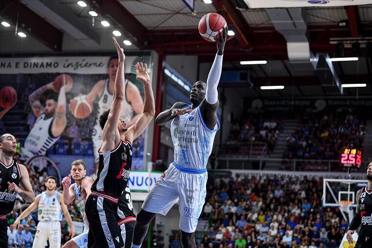 Ousmane Diop in Dinamo Sassari-Virtus Bologna | Foto Luigi Canu