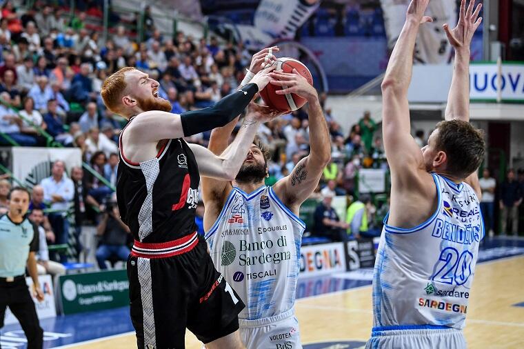 Niccolò Mannion lotta con Gentile e Bendzius in Dinamo-Virtus Bologna | Foto Luigi Canu
