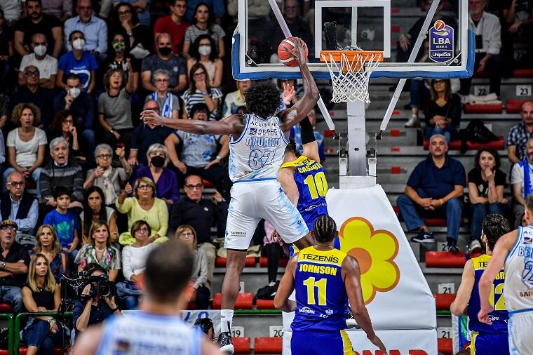 Una stoppata di Chinanu Onuaku in Dinamo-Verona | Foto Luigi Canu