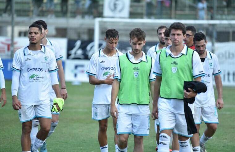 L'Olbia rientra negli spogliatoi dopo il ko con il Fiorenzuola | Foto Sandro Giordano