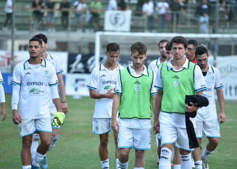 L'Olbia rientra negli spogliatoi dopo il ko con il Fiorenzuola | Foto Sandro Giordano